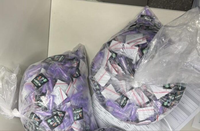 policia-militar-prende-dois-homens-por-trafico-de-drogas-em-pernambues,-salvador