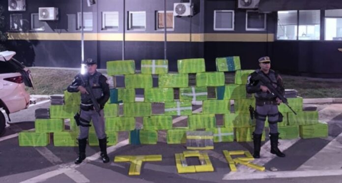 adolescente-de-16-anos-e-apreendido-com-mais-de-uma-tonelada-de-maconha-em-rodovia-de-sp