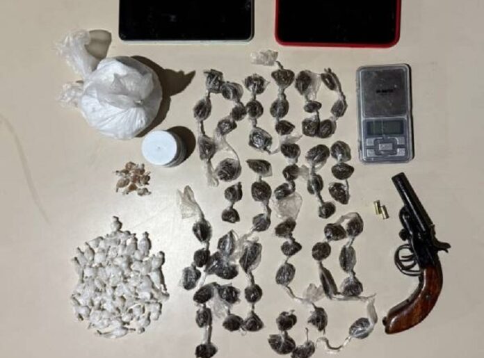 pm-prende-jovem-com-revolver-e-grande-quantidade-de-drogas-em-area-rural-de-alcobaca
