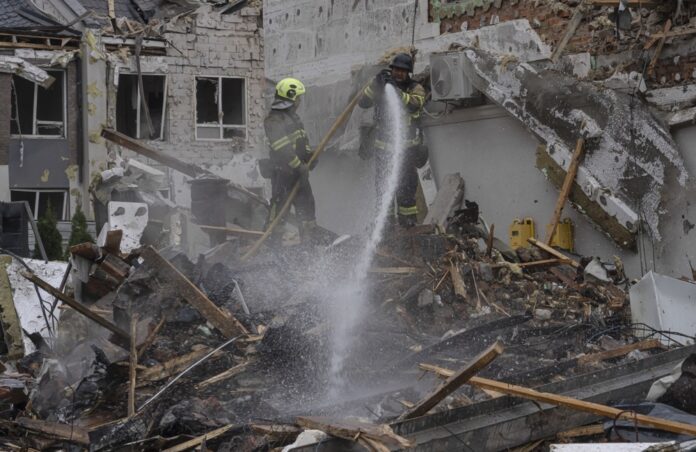 ataque-russo-com-misseis-e-drones-deixam-ao-menos-quatro-mortos-em-kiev