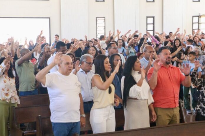 ibaneis-reforca-importancia-das-religioes-em-missa-no-df