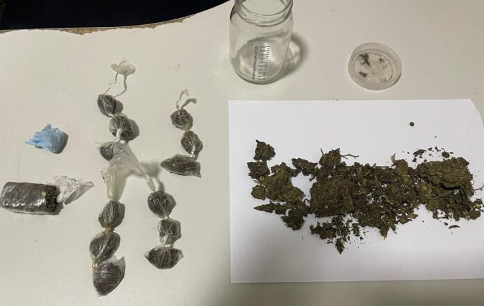 pm-prende-suspeito-de-trafico-em-mucuri;-ele-confessou-esconder-drogas-em-casa-e-na-vegetacao