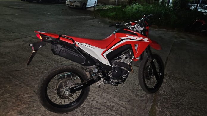 motocicleta-com-restricao-de-roubo-e-recuperada-pela-pm-em-piraja