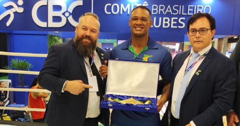 pedro-alan-conquista-cinturao-na-cob-expo-2025-e-leva-lauro-de-freitas-ao-topo-do-muay-thai-nacional