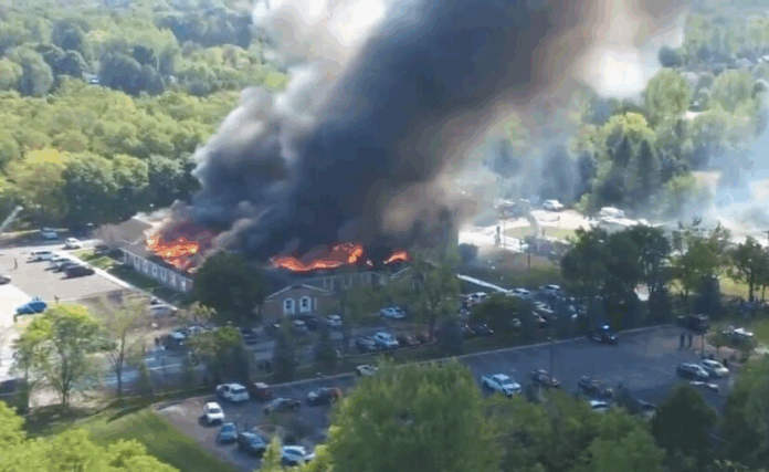 ataque-a-tiros-em-templo-mormon-termina-com-duas-mortes,-varios-feridos-e-incendio-criminoso