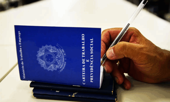 taxa-de-desemprego-fica-em-5,6%-no-trimestre-ate-agosto,-revela-ibge