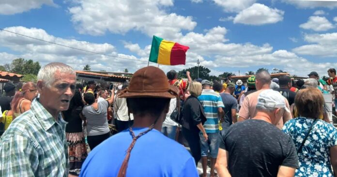 mestre-da-cultura-afro-feirense-e-lider-comunitario-recebe-homenagens-em-cortejo-feira-de-santana mestre-da-cultura-afro-feirense-e-lider-comunitario-recebe-homenagens-em-cortejo-feira-de-santana