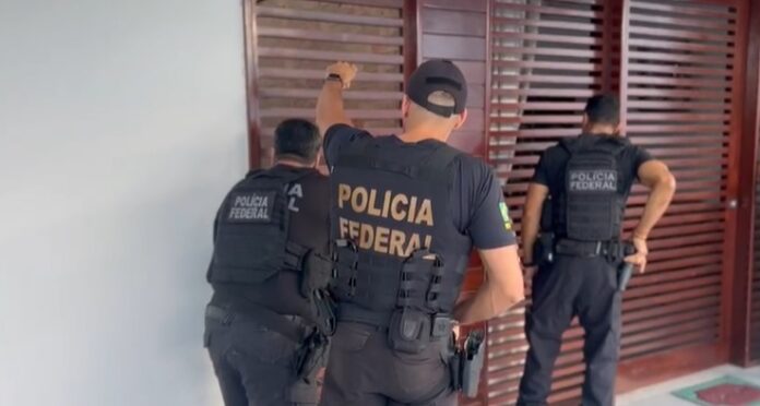 veja-video-de-momento-em-que-agentes-chegam-a-casa-de-binho-galinha;-deputado-esta-foragido