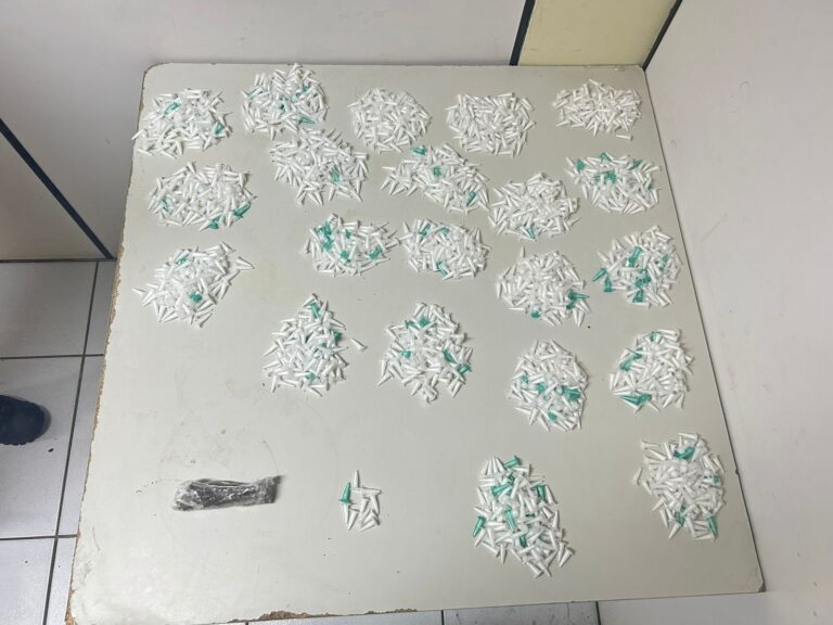 homem-e-preso-pela-pm-com-mais-de-2-mil-eppendorfs-de-cocaina-e-uma-porcao-de-maconha-em-feira-de-santana