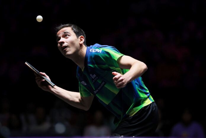 hugo-calderano-vence-zhou-qihao-e-esta-nas-quartas-do-smash-da-china