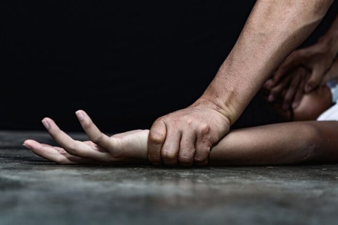ritual-de-tortura:-presas-fazem-colegas-comer-fezes-com-desinfetante