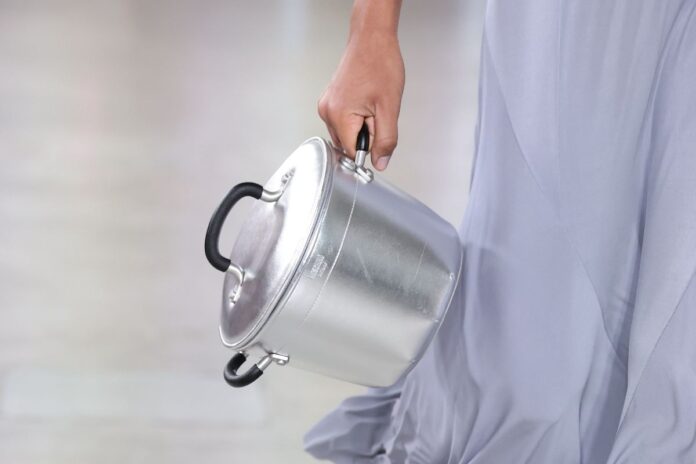 moschino-mira-em-referencia-artistica,-mas-acerta-em-estigma-de-genero
