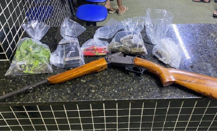policia-militar-apreende-espingarda-e-drogas-na-br-101-em-itamaraju;-suspeito-e-preso