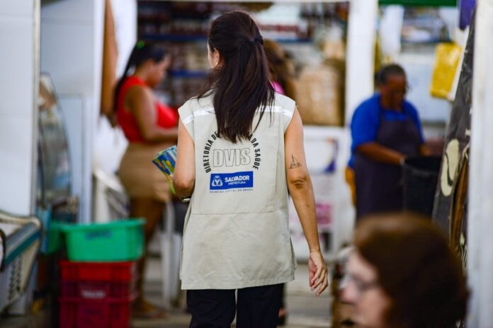 secretaria-de-saude-de-salvador-intensifica-fiscalizacao-sobre-bebidas-alcoolicas-apos-intoxicacoes-por-metanol-no-pais