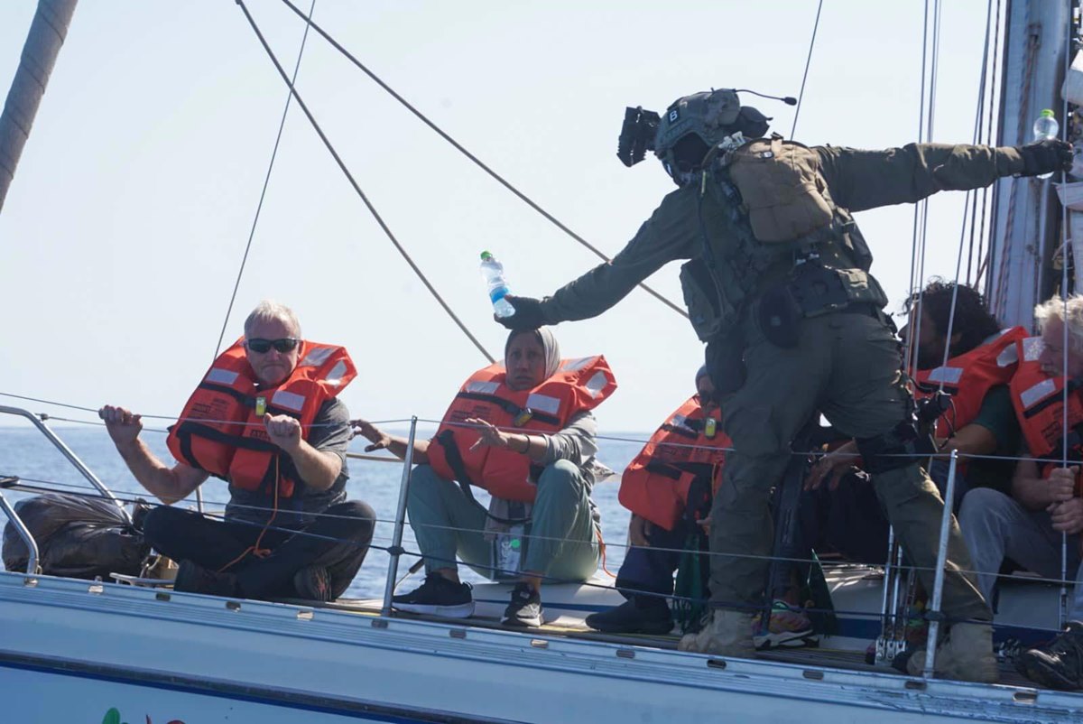 brasileiros-de-flotilha-presos-em-israel-recebem-visita-de-diplomatas