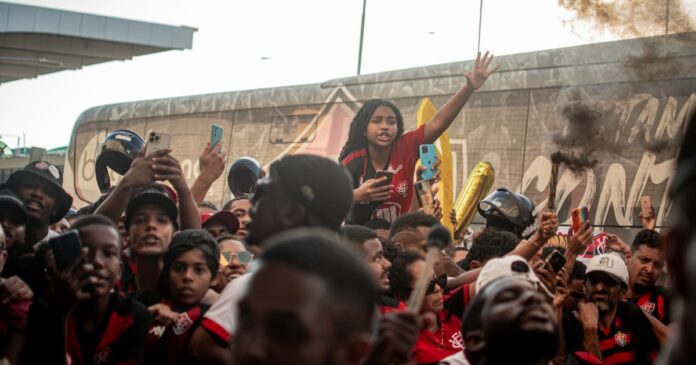 torcida-do-vitoria-prepara-aeronego-antes-da-viagem-da-equipe-ao-rj