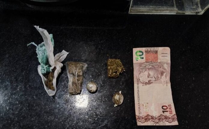 pm-apreende-drogas-no-bairro-juca-rosa-em-eunapolis
