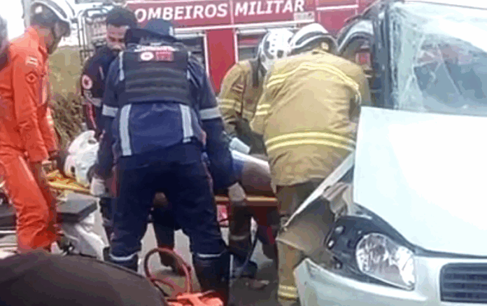 bombeiros-resgatam-idoso-preso-em-ferragens-apos-acidente-grave-na-ba-290;-padre-e-seminarista-estao-fora-de-perigo