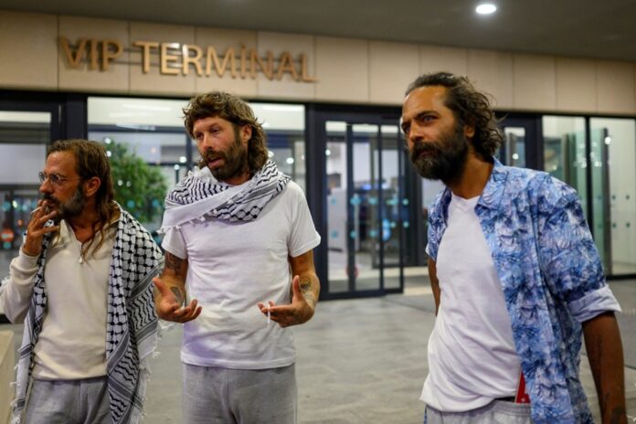 ‘fomos-tratados-como-animais’,-afirmam-ativistas-da-flotilha-interceptada-por-israel-a-caminho-de-gaza