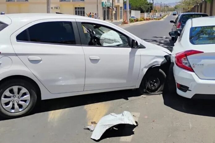 motorista-de-aplicativo-recusa-bafometro-apos-colidir-com-carro-estacionado-em-guanambi