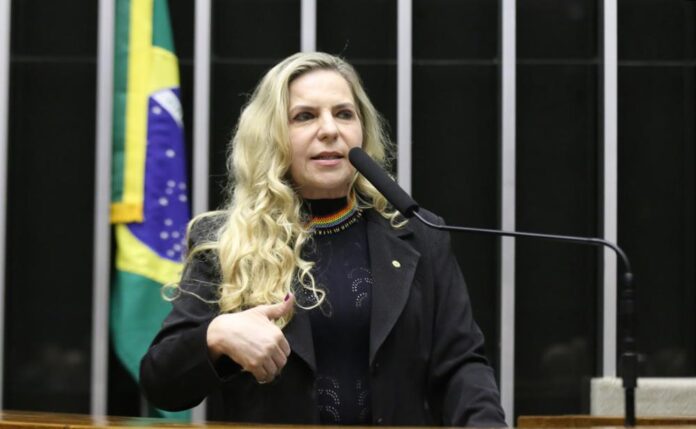 deputada-luizianne-lins-recusa-proposta-de-israel-e-segue-detida-apos-interceptacao-de-flotilha