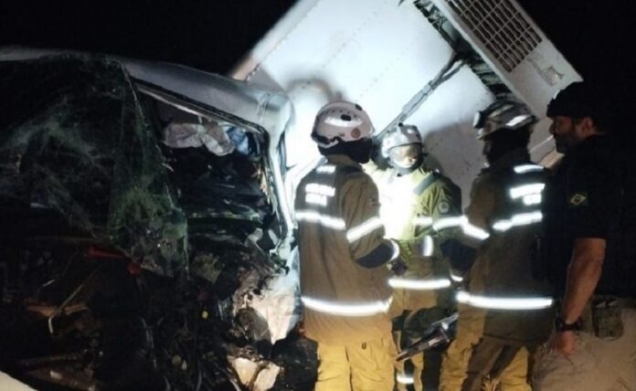 colisao-entre-caminhao-e-caminhonete-deixa-um-morto-na-br-101,-em-itapebi
