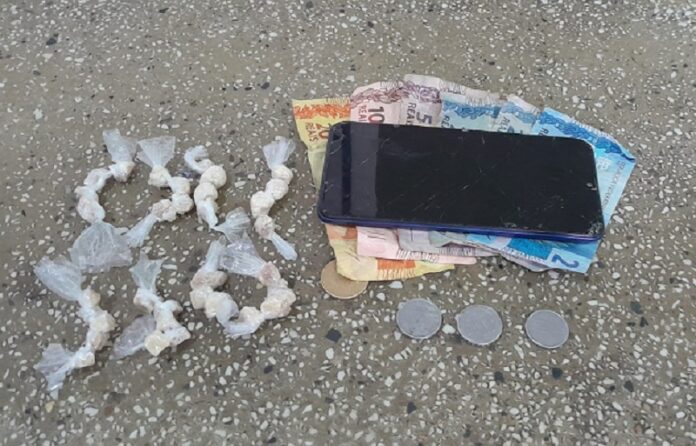 policia-militar-aborda-suspeitos-e-apreende-36-pedras-de-crack-no-bairro-tancredo-neves-em-teixeira-de-freitas