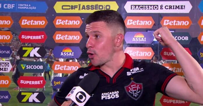 kayzer-critica-arbitragem-apos-expulsao-de-lucas-halter:-“se-nao-profissionalizar,-vai-ser-essa-varzea”