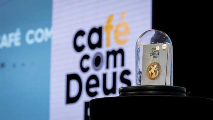 cafe-com-deus-pai-alcanca-10-milhoes-de-copias-e-lanca-volume-6-com-paginas-interativas