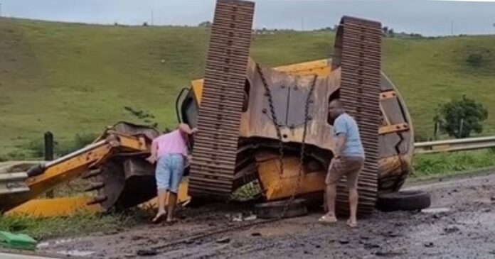 maquina-pesada-despenca-de-carreta-e-bloqueia-parcialmente-a-br-420-no-vale-do-jiquirica