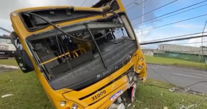 onibus-colide-com-poste-apos-ser-surpreendido-por-“racha”-na-avenida-paralela