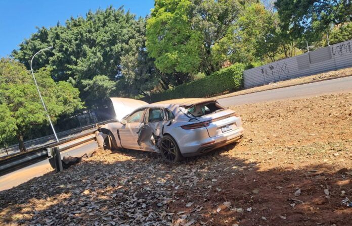 video:-motorista-“arregaca”-porsche-de-meio-milhao-de-reais-em-arvore-no-lago-sul