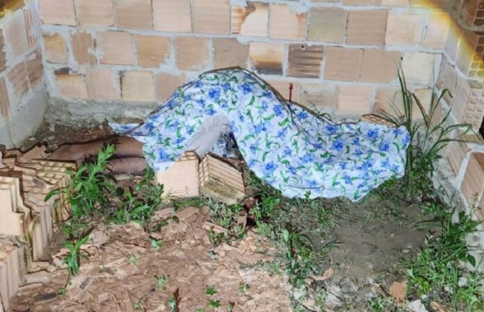 itabela:-jovem-e-retirado-de-casa-e-executado-a-tiros;-paredes-foram-pichadas-com-sigla-de-faccao