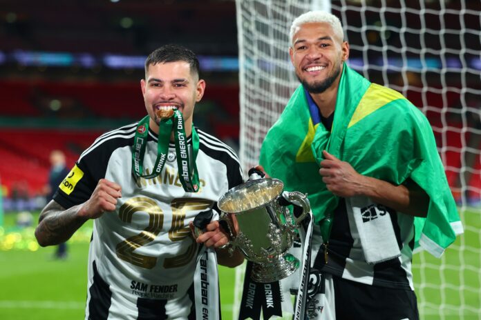 selecao:-problema-em-aviao-atrasa-apresentacao-de-dupla-do-newcastle