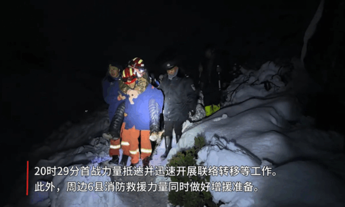 equipes-de-resgate-trabalham-para-retirar-200-pessoas-presas-pela-neve-perto-do-everest