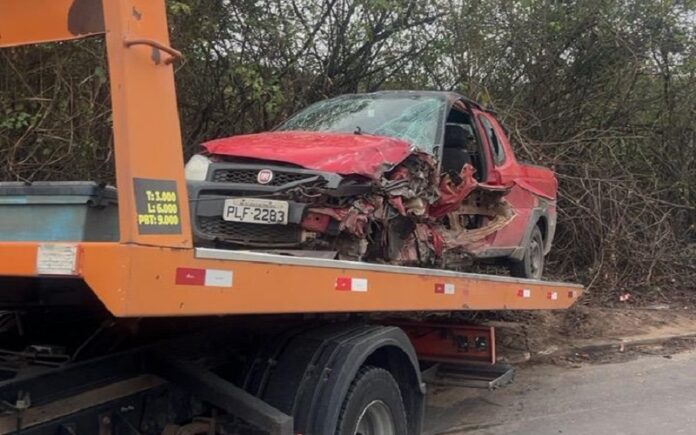 colisao-entre-caminhao-e-picape-na-br-101-deixa-um-ferido-grave-na-madrugada-em-nova-vicosa