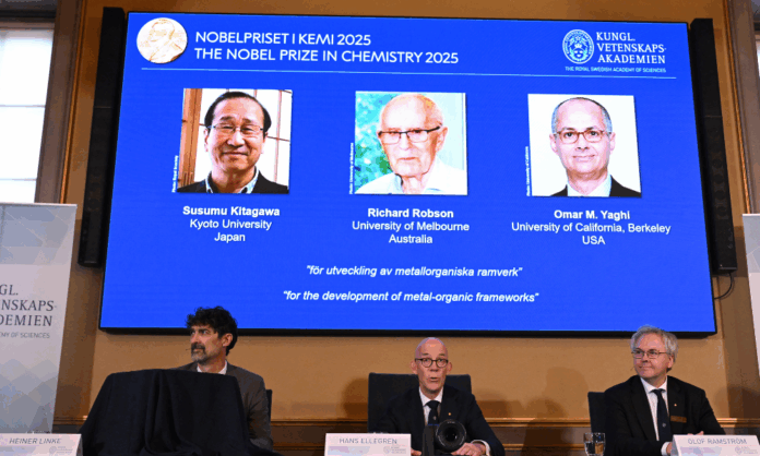 nobel-de-quimica-2025-premia-trio-por-pesquisas-sobre-novas-estruturas-moleculares