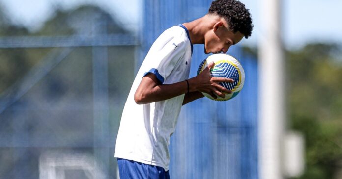 conheca-joao-victor,-zagueiro-artilheiro-que-brilha-no-sub-15-do-bahia