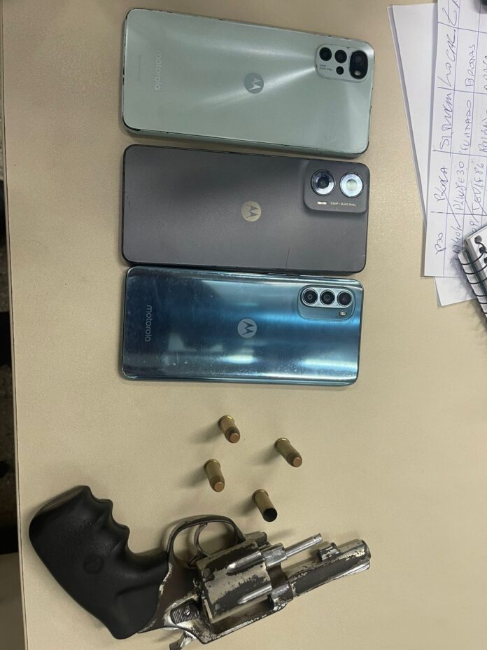 homem-e-preso-com-arma-e-celulares-roubados-apos-acao-da-pm-no-bairro-de-pero-vaz