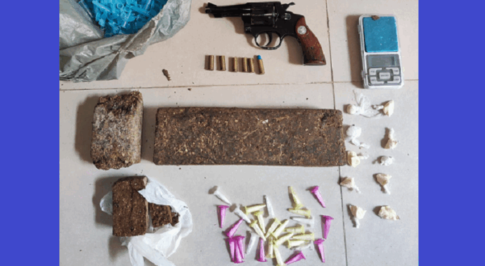 pm-apreende-arma-de-fogo-e-drogas-no-bairro-arnaldao-em-eunapolis
