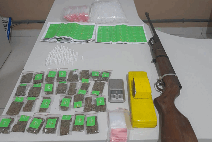 suspeito-foge,-mas-pm-apreende-grande-quantidade-de-drogas-e-arma-artesanal-em-itabata