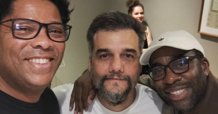 lazaro-ramos-prestigia-wagner-moura-em-retorno-aos-palcos-com-peca-em-salvador