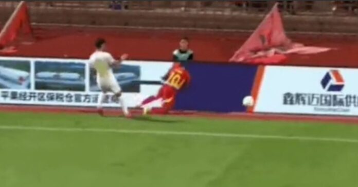 video:-jogador-sofre-grave-lesao-na-china-apos-bater-cabeca-em-alambrado-e-corre-risco-de-paraplegia