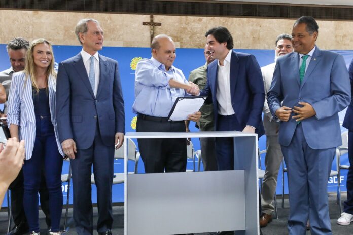ibaneis-empossa-andre-kubitschek-como-secretario-da-juventude-do-df