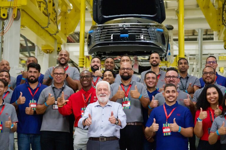 jaques-wagner-celebra-inauguracao-da-fabrica-da-byd-em-camacari:-“melhorar-a-condicao-de-vida-de-nosso-povo”