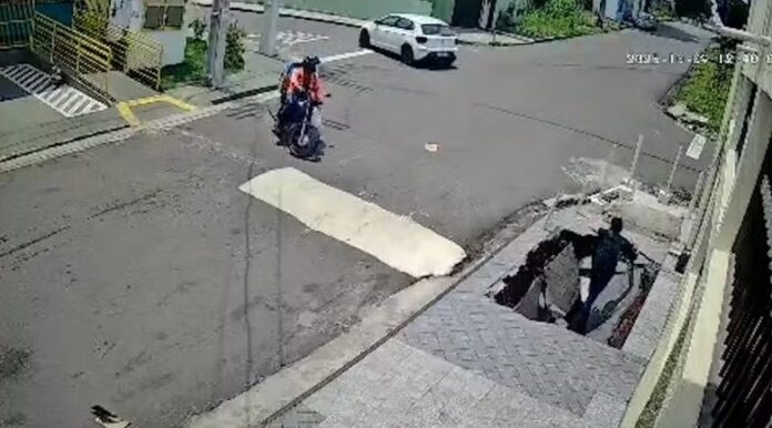 video:-calcada-cede-e-homem-afunda-em-buraco-durante-caminhada-em-manaus