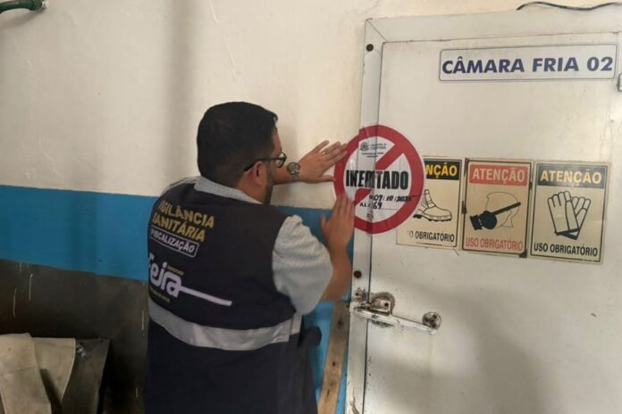 vigilancia-sanitaria-interdita-fabrica-de-gelo-em-feira-de-santana-por-irregularidades