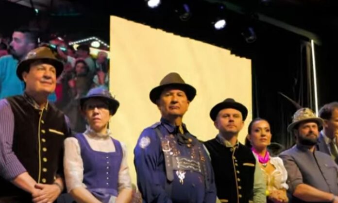 oktoberfest-de-blumenau-celebra-40-anos-com-mais-de-26-mil-pessoas-no-primeiro-dia-de-festa