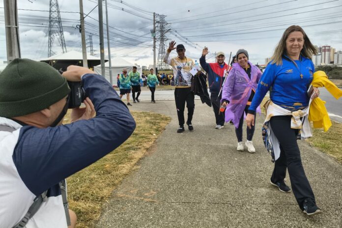 “paparazzi-de-romeiros”-registram-saga-de-fieis-a-caminho-de-aparecida