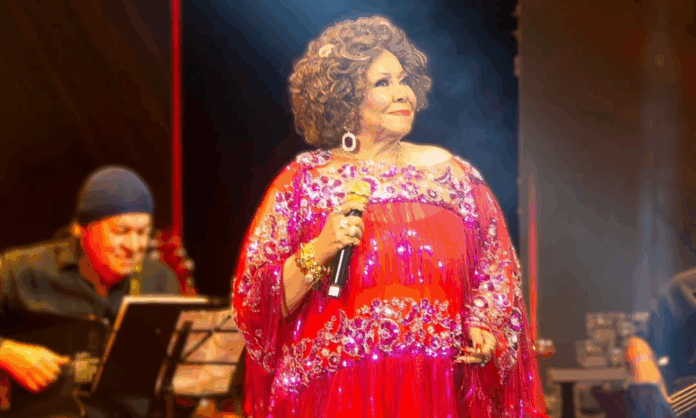 moraes-marca-presenca-em-show-de-alcione-e-cantora-dedica-apresentacao-ao-ministro